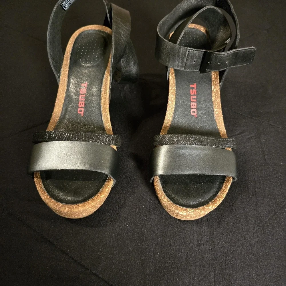 Tsubo Sandals Womens Size 8 Black Leather Strappy Ankle Strap Wedge Heel Comfort